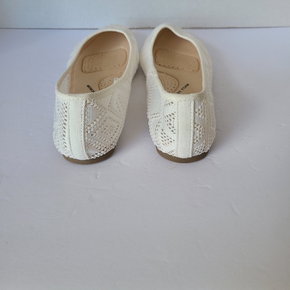 White Patterned Flats, SO-Memory Foam, NWOT, 6.5 - Picture 4 of 9